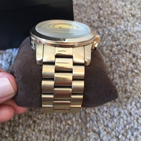 Michael Kors Gold Runway Chronograph - Picture 5 of 8